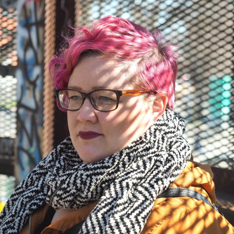 Tinnan oli aluksi vaikea sopeutua vauva-arjen säännölliseen rytmiin. ”Ajattelin, että muut handlaavat tämänkin paremmin. Nyt tajuan, että kaikki eivät ole kahdeksasta neljään -ihmisiä.”