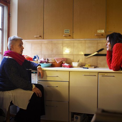 Annika Arbelius (vas.) tuli majataloon poikansa kuoleman jälkeen. Soile Lehti on majatalon perustajan Daniel Nylundin puoliso. Soile opiskelee psykoterapeutiksi ja viettää päivänsä yhteisön ihmisten kanssa: ”Olen koko ajan kuulolla, miten kenelläkin menee.”