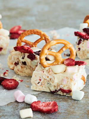 Voit tehdä rocky roadeista herkkukoreja kiinnittämällä pretzelit valkosuklaasulalla reunoille.