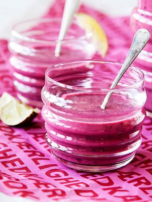 Smoothieen voi kätkeä kaikkia pakastimeen jääneitä marjoja.