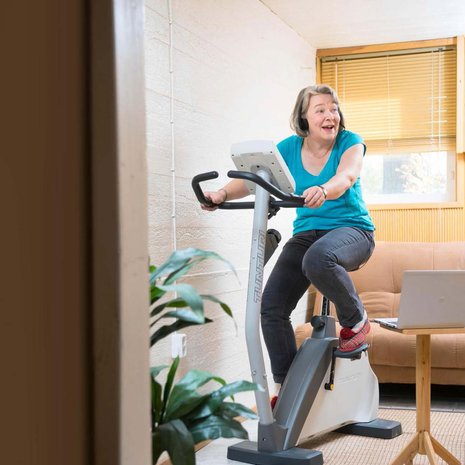 Anna-Liisa tekee kotonaan tilastohaastatteluja. Liikunnan harrastaminen virkistää mieltä.