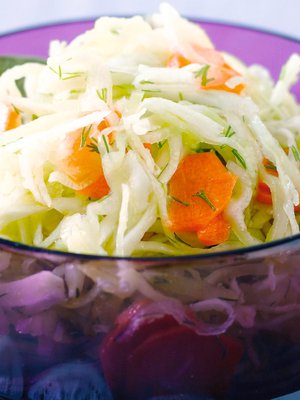 Tilli antaa kaalisalaatille yllättävän ja hauskan makulisän. 