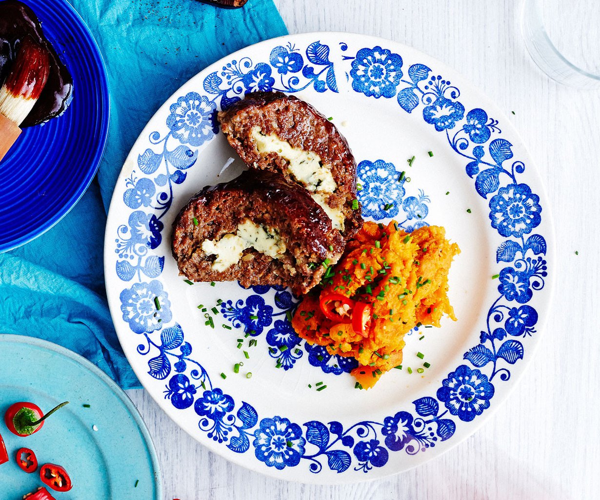 Mehevän BBQ-murekkeen kanssa maistuu lempeän tulinen bataattisose, joka kestää säilytystä paremmin kuin perunamuusi. Voit tarjota bataatin myös paahdettuina lantteina.
