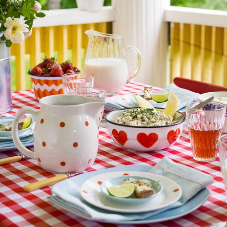 Juhannuksena syödään ulkona, tai vähintäänkin kuistilla.