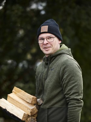 Lääkityksen avulla Pekan toimintakyky on pysynyt niin hyvänä, että hän pystyy hakkaamaan halkoja ja tekemään erilaisia nikkarointihommia. Pekka on kouluttautunut myös kokemusasiantuntijaksi: hän puhuu mielellään positiivisen ajattelun merkityksestä kriisin käsittelyssä.