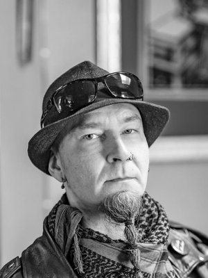 ”Nuorempana ihailin Jounia ja sain siltä paljon vaikutteita. Joskus matkin sen pukeutumistakin”, kertoo Kotiteollisuus-yhtyeen keulakuvan Jouni Hynysen pikkuveli Janne.