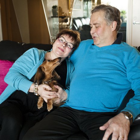 "Työkaverini sanovat, ettei Jukka ehdi masentua Alzheimerin taudista, koska minä vien häntä koko ajan harrastuksiin ja rientoihin", Seija Saarinen sanoo. Jukka Saarinen lähtee vaimon mukaan mielellään.