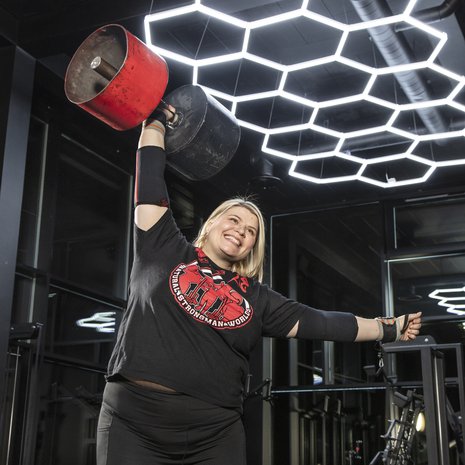 Salla Romo työskentelee diakoniapappina. Salla rakastaa adrenaliinisyöksyjä ja tilanteita, joissa hän pääsee ylittämään itsensä. Näitä hetkiä hän saa voimailusta ja kilpailemisesta. Salla on voittanut kahdesti Suomen vahvin nainen -kilpailun. 