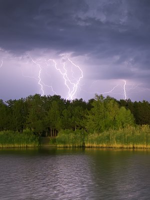 Salama voi iskeä myös vedessä, joka on hyvä sähkönjohdin. Älä siis mene ukkosella uimaan.
