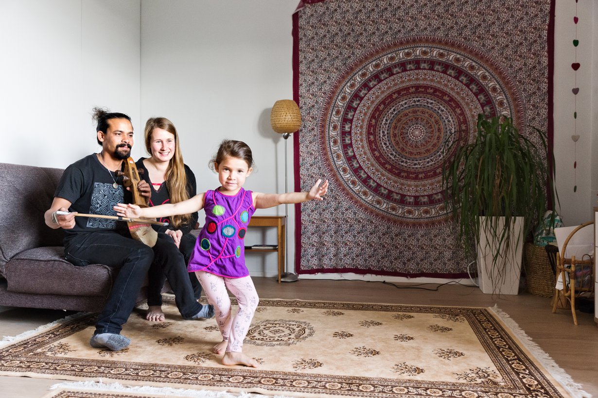 Heidi Melin-Gandhari, 34, työskentelee eri hyväntekeväisyysjärjestöjen varainhankinnan koordinaattorina. Manoj Gandhari, 33, on nepalilainen muusikko, joka soittaa nelikielistä sarangia aina koti-ikävän iskiessä. Heidi ja Manoj asuvat Helsingissä 4-vuotiaan Asmita-tyttärensä kanssa ja matkustavat talvisin Nepaliin.