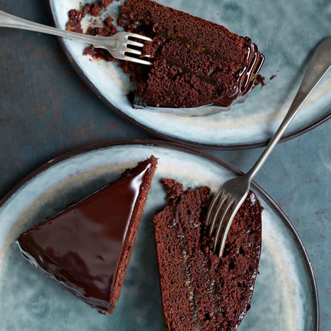 Sacherkakku jaksaa odottaa jääkaapissa pari päivää ja maistuu aina vain paremmalta.