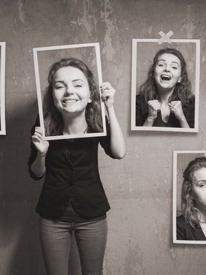 Huijarisyndroomasta kärsivä kuvittelee, että on jotenkin vain vahingossa onnistunut huijaamaan muut uskomaan omiin taitoihinsa. Hän pelkää paljastuvansa eikä osaa enää nauttia työstään.