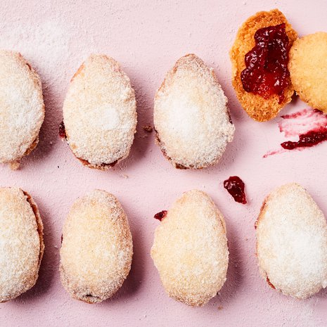 Vanhat jälkiruoka- ja kahvilusikat sopivat lusikkaleipien tekemiseen parhaiten, koska niiden pesä on melko syvä.