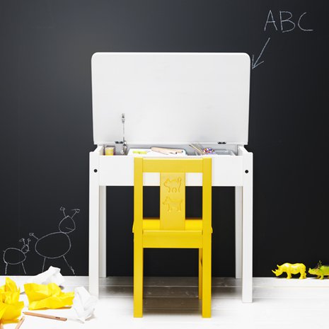 <p><p>Ekaluokkalaiselle käy pienikin pulpetti. Liitutaulumaalilla maalattu seinä on inspiroiva koululaisen huoneessa. Kuva: Ikea</p></p>