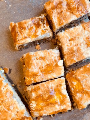 Saa santsata! Anna piirakan levähtää hetki ja tarjoa se sitten ronskisti suoraan pelliltä.