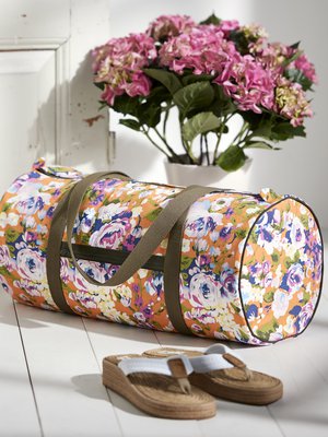 Tee kassiin pitkät hihnat, jotta voit kantaa sitä olalla. Päätysaumoihin upotetut tereet tuovat ryhtiä, mutta voit oikaista ja jättää ne pois. Jos haluat suurentaa tai pienentää kassia, piirrä ensin haluamasi kokoinen pääty-ympyrä ja sitten siihen sopiva sivukappale.