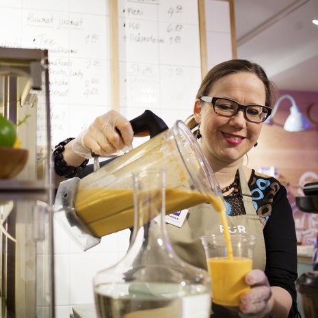 Ravitsemusterapeutti Hanna Huttunen, 43, neuvoo asiakkailleen terveellistä ruokavaliota. Hän päätyi uudelle uralleen luovuttuaan sokerista terveyssyistä.