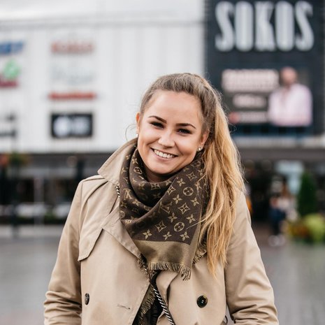 ”Hihkun, korisutan kurkkuani, hohotan lauseen keskellä, änkytän, irvistelen ja vääntelen silmiäni. Kädet lentelevät eestaas, välillä koko kroppa sätkii”, Riina kuvaa Touretten syndroomaansa.