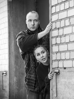 Topi ja Sointu Borgin yhteinen intohimo on elokuvat. Yksi Topin suosikeista on mykkäelokuvan klassikko Chaplinin poika (1921), jonka inspiroimina sisarukset asettuivat yhteiskuvaan.