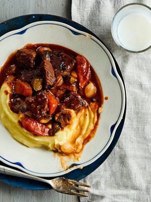 Stroganov maistuu perunamuusin tai keitetyn riisin kanssa.