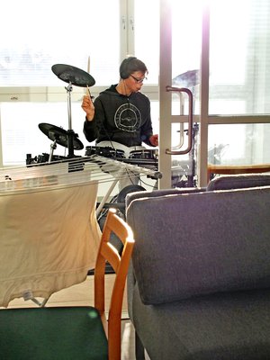 ”Kuuntelen raskasta heviä, se on tyylini. Bändissä soitan rokkikappaleita”, Aapo Vuorio sanoo.