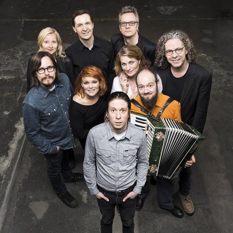 Heimo Hatakan 50-vuotisjuhlakonsertissa toukokuussa 2015 esiintyivät Anna Puu, Jonna Järnefelt, Jukka Leppilampi ja lauluyhtye Viisi. Hatakka itse on kuvassa takarivissä toinen vasemmalta.