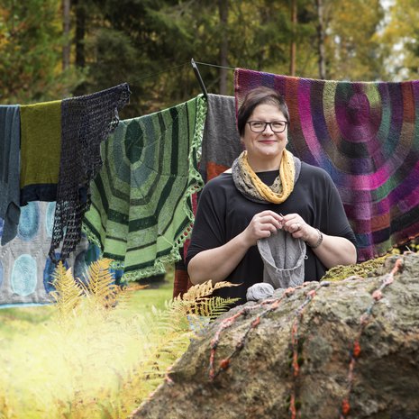 Tea Siili, 54, on ammatiltaan järjestelmätestaaja. Hän asuu Nummelassa miehensä Jarin, 52, ja tyttärensä Siinan, 18, kanssa. Perheeseen kuuluu myös poika Hiskias, 20. Villaneuleet Tea tuulettaa ulkona joka syksy.