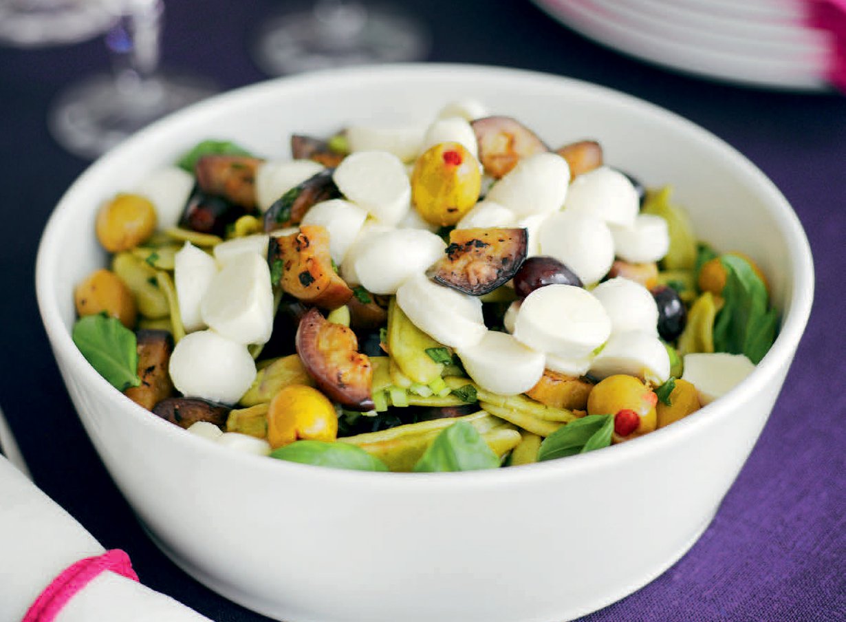 Jugurttikastike maustaa pastasalaatin.