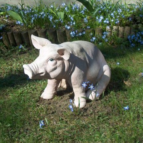 "Kun luovuimme m&ouml;kist&auml;, possu muutti Stadiin. Ohikulkijat joskus j&auml;&auml;v&auml;t katsomaan onko se el&auml;v&auml; possu." Sirkka Ypy&auml;, Helsinki