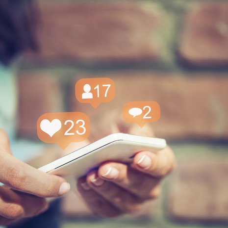 Yhtäkkiä saattaakin huomata olevansa mustasukkainen mobiililaitteelle, vaikka suhteen alussa tuntui, että puhuttavaa kumppanin kanssa riittäisi loputtomiin.