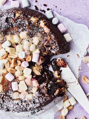 Rocky road + mutakakku = helppo ja sopivan överi herkku, jota kannattaa kokeilla!