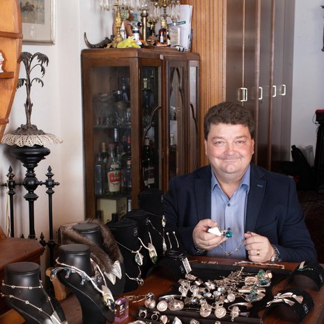 Tyytyväinen keräilijä ja osa kokoelmaa. Aloittaessaan keräilyn Juha ajatteli toiveikkaasti, että korut eivät vie paljon tilaa.