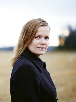 Selma Vilhusen ohjaama elokuva Tyttö nimeltä Varpu kertoo isää etsivästä tytöstä. Selman lyhytelokuva Pitääkö mun kaikki hoitaa? valittiin 2014 Oscar-ehdokkaaksi ensimmäisenä suomalaisena lyhytelokuvana.