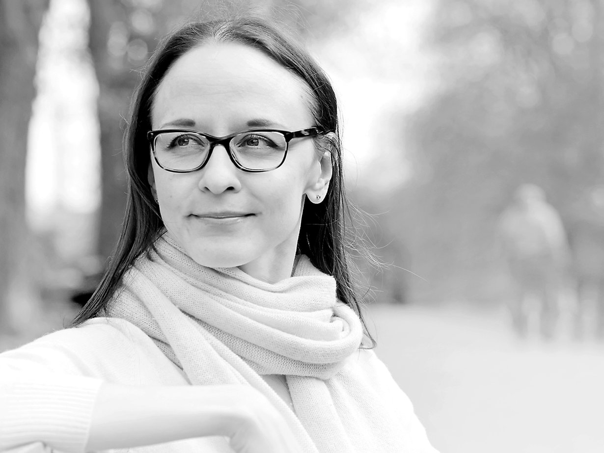 Henrietta Grönlund on 39-vuotias HelsinkiMission kansalaistoiminnan johtaja. Nuorena hän vastusti eläinkokeita. Hänen sisällään asuu pieni punktyttö.