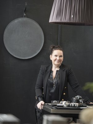 Mrs Jones -blogin Jonna Kivilahti kuvaa arjen kauneutta ja rakastaa mustaa väriä.