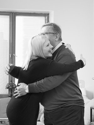 Miniä Vappu Pimiä halaa appiukkoaan Jorma Huuhtasta aina, kun he tapaavat.