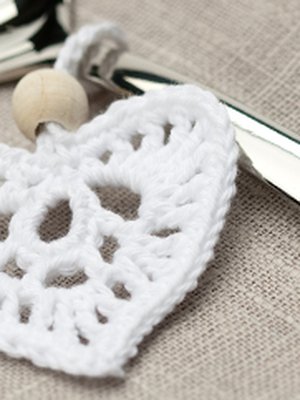 Pieni sydän sopii koristamaan vaikka mitä! Virkkaa jokaiselle pöydässä oman värinen ja kiinnitä veitseen.