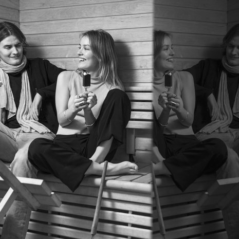 Näyttelijäsisarukset Rebekka ja Bruno Baer saivat lapsena syödä jäätelöä äidin pienessä, lämmitetyssä sähkösaunassa. Tätä perinnettä he jatkavat edelleen.