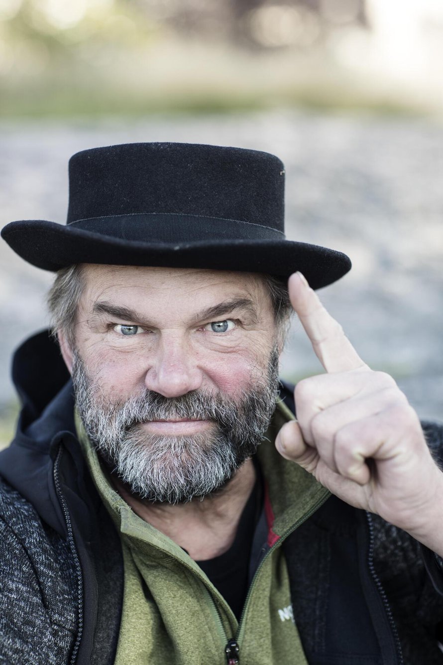 Kai Lehtinen muutti pandemian aikana Karjalohjalta Lappiin, jossa autteli kaveriaan talon rakentamisessa talkootöinä. Nyt Kai rakentaa jo toista taloa pojalleen.