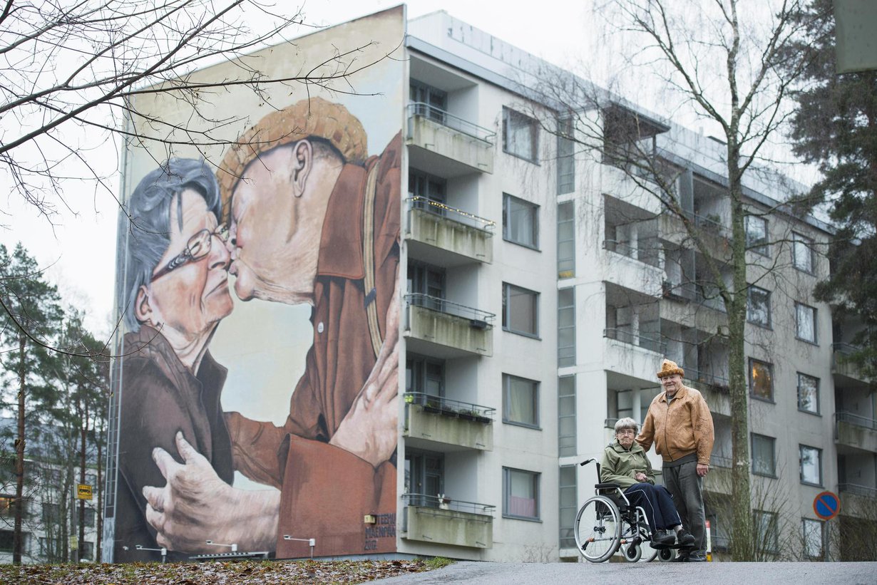 Taiteilija Teemu Mäenpää on ikuistanut Esko Ketolan, 84, ja Ritva Ketolan, 82, kerrostalon seinään Espoon Karakalliossa. He ovat asuneet talossa sen rakentamisesta asti.