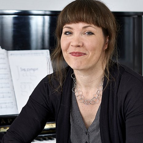 Julia työskentelee kaltoinkohdeltujen lasten parissa. ”Työni ansiosta olen ymmärtänyt, kuinka lapset ovat vanhempiensa armoilla. Sen oivaltaminen saa halaamaan omiakin lapsia hiukan enemmän ja lujempaa.”