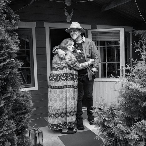 "Pertti on enemmän huolestumiseen taipuvainen, minä taas peruspositiivinen. Siksi on ehkä luonnostaan niin, että hän tukeutuu minuun enemmän kuin minä häneen", Pertti Neumannin sisko Marita Vaarapuro sanoo.