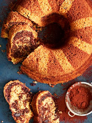 Gluteeniton tiikerikakku on hieman tavallista murenevampi, joten se leikkautuu helpommin jääkaappikylmänä.