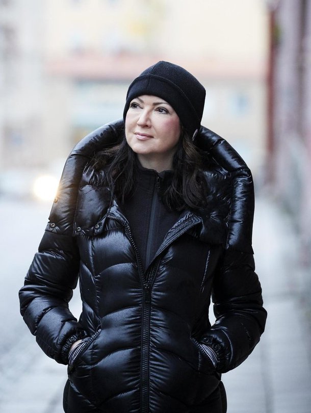 ”Sanon aina Ilkalle, että ei mennä mihinkään suoraan haastatteluun, vaikka Linnan juhlissa.  En ole vieläkään tottunut sellaisiin. Ja koska välttelen niitä, niin enhän niihin totukaan”, Elina sanoo.