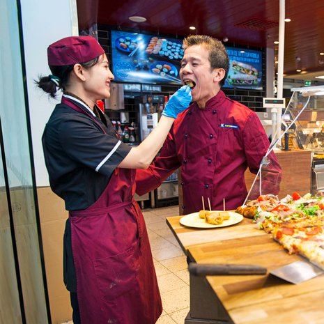 Helsinkiläiset Lien Nguyen, 40, ja Hau Pham, 47, tapasivat molempien entisessä kotimaassa Vietnamissa. Hau on asunut Suomessa 9-vuotiaasta, Lien muutti tänne hänen perässään. Perheeseen kuuluvat 18-vuotias tytär, 15-vuotias poika sekä Haun äiti, 90. Pariskunta harrastaa yhdessä säästämistä, sijoittamista ja hyväntekeväisyyttä.