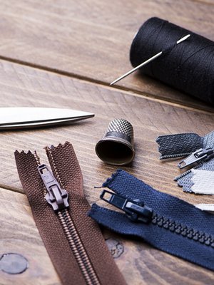 Vetoketjun vaihto kysyy hermoja. Joskus riittää, että hankkii varaosan. ”Sen vaihto on noin kolmen minuutin homma”, ompelija Marju Karjalainen sanoo.