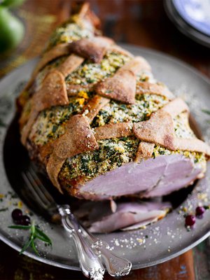 Ruistaikinakuviot tekevät kinkun pinnasta kauniin.