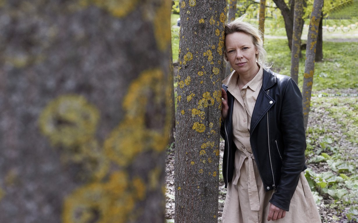 Alma sanoo olevansa välillä tosi levoton, mutta mehiläisten kanssa on toisin. ”Voin istua vaikka päivän katsomassa mehiläisiä. Niiden seuraaminen on niin hypnotisoivaa, että koko päivä menee helposti ja ihan zeninä.”