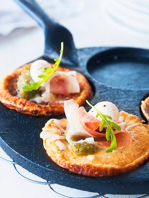 Pienet pannukakut paistetaan lettupannulla. Niiden juju on suolainen parmankinkku-pesto-mozzarellatäyte.