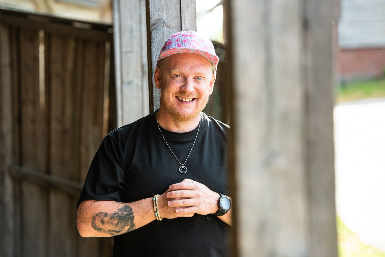 Lasse yrittää olla kiitollinen pienistä asioista, mutta ei aina onnistu. ”Huonoina päivinä ajattelen, että pitäisi olla enemmän rahaa, nerouttani pitäisi ymmärtää paremmin ja haluaisin olla 20 kiloa laihempi heti huomenna ihan treenaamatta.”